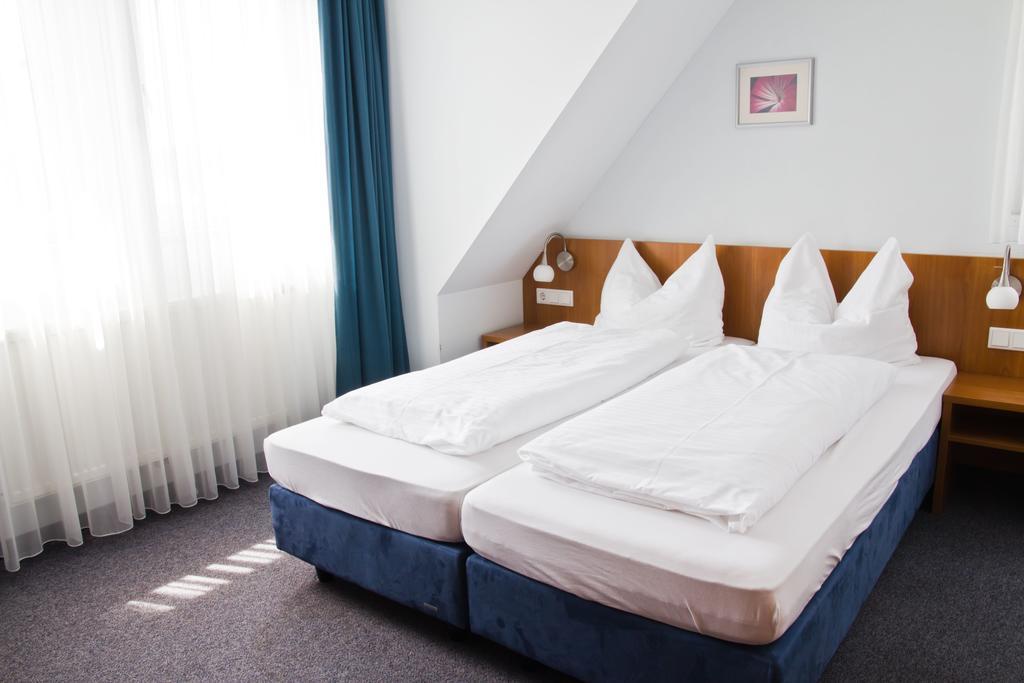 Gaestehaus Zur Kurve Цирндорф Номер фото