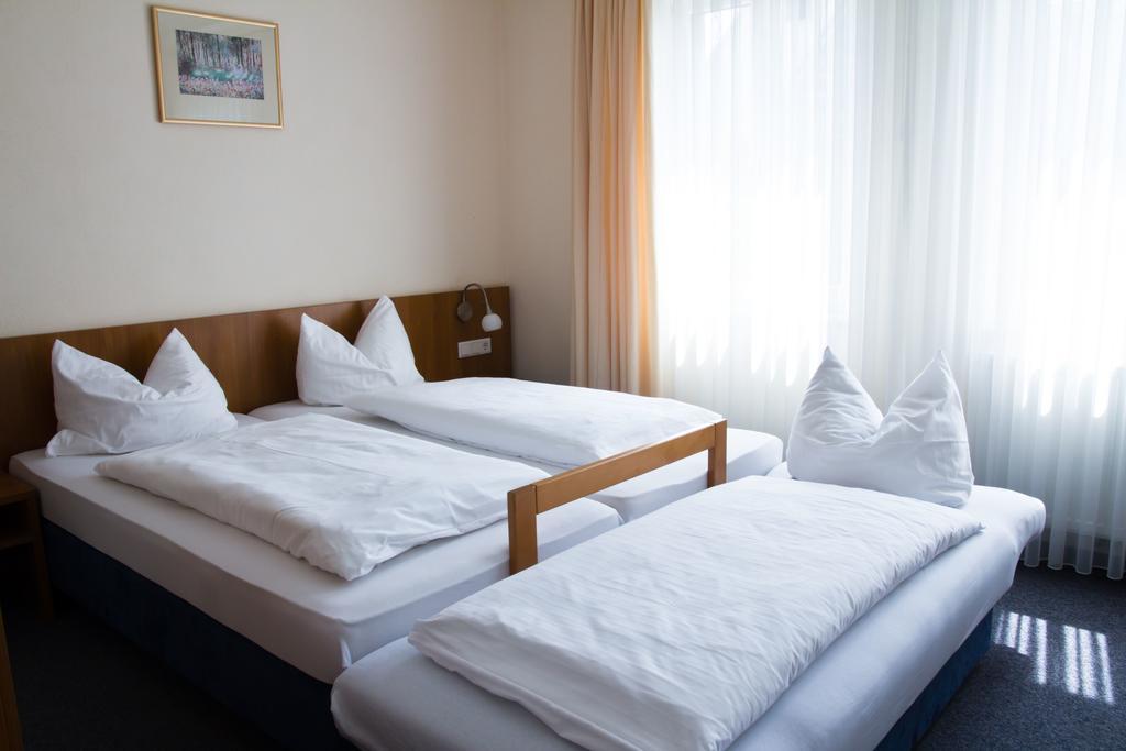 Gaestehaus Zur Kurve Цирндорф Номер фото